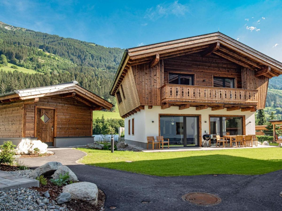 Apartment In Wald Im Pinzgau With A Carport Exterior photo